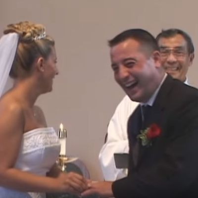 Kada se ovo kumu desilo pred oltarom, svi na venčanju su popadali od smeha! (VIDEO)