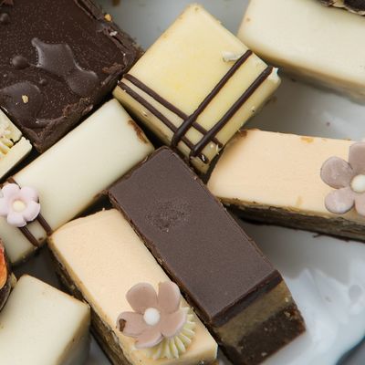 Kikiriki bajadere: Prelivene kockice od dve vrste čokolade! (RECEPT)