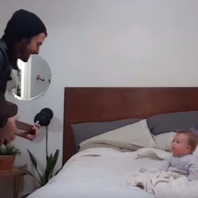 Tata pevao ćerkici serenadu: Za bebinom reakcijom odlepio ceo internet! (VIDEO)