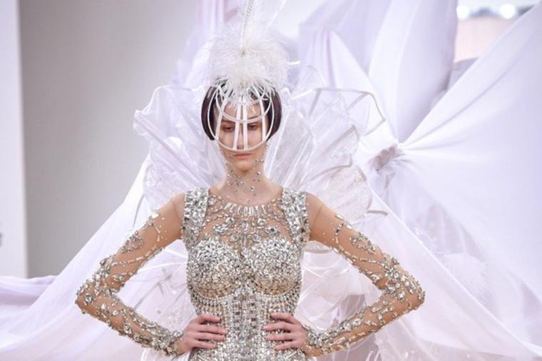Samo za najhrabrije: Venčanica napravila pometnju na pariskoj Nedelji mode! (FOTO, VIDEO)