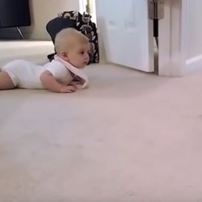 Beba počela prvi put da puzi: Pas njenim roditeljima priredio trenutak za pamćenje! (VIDEO)
