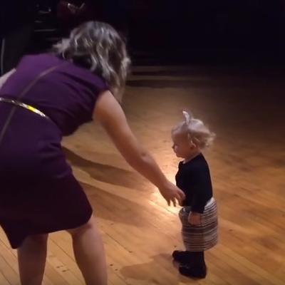 Htela je da skloni devojčicu sa plesnog podijuma: Dete svima priredilo nezaboravan šou! (VIDEO)