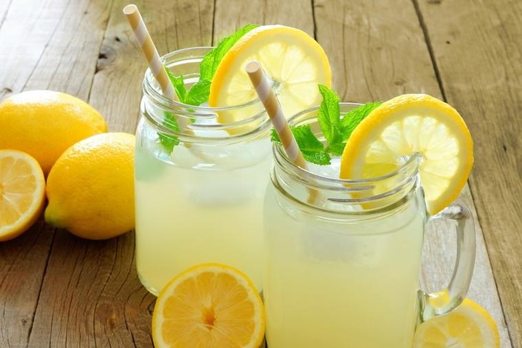 Svi je samo hvale koliko je dobra: Štetne posledice ispijanja vode sa limunom!