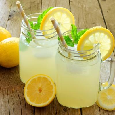Svi je samo hvale koliko je dobra: Štetne posledice ispijanja vode sa limunom!