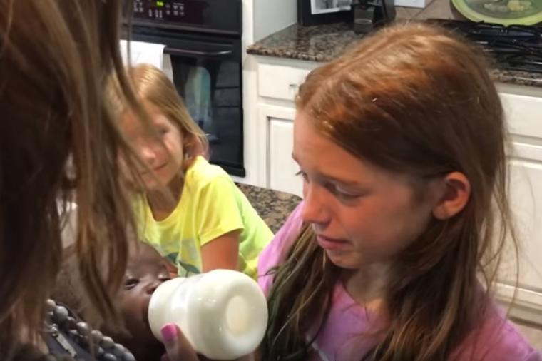 Devojčica prvi put ugledala svoju usvojenu sestru: Na njenu reakciju niko ne ostaje ravnodušan! (VIDEO)