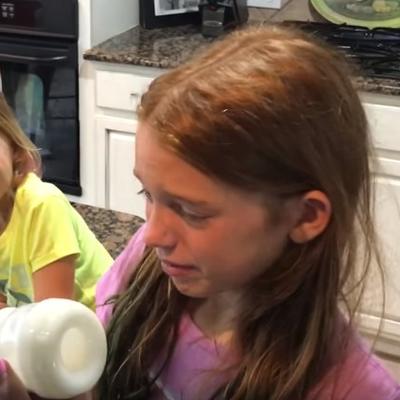 Devojčica prvi put ugledala svoju usvojenu sestru: Na njenu reakciju niko ne ostaje ravnodušan! (VIDEO)