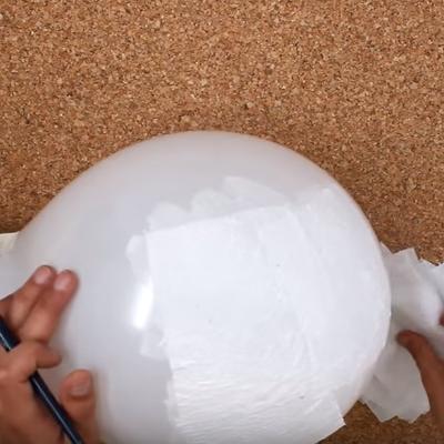 Počeo da lepi toalet papir na balon: Krajnji rezultat niko nije očekivao! (VIDEO)