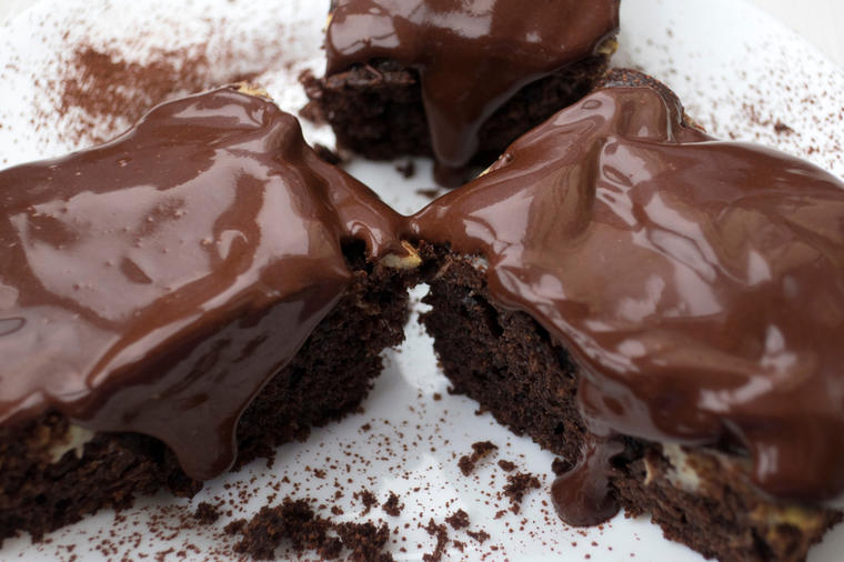 Brzi kolač od griza i čokolade: Ukusan slatkiš koji možete da pravite na više načina! (RECEPT)