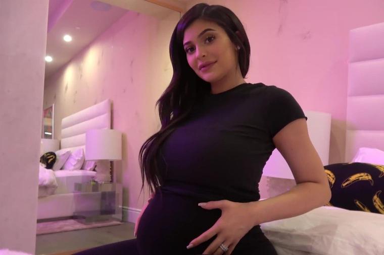 Kajli Džener se porodila: Najmlađa sestra Kim Kardašijan objavila srećnu vest na neobičan način! (VIDEO)