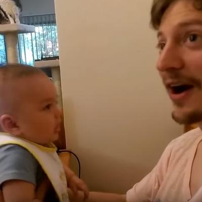 Tata rekao bebi da je voli: Njena reakcija ga ostavila bez teksta! (VIDEO)