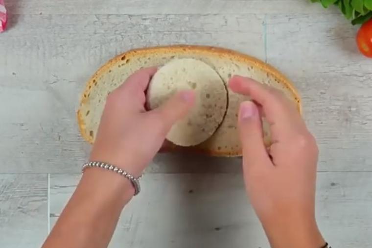 Napravila rupu u hlebu i pripremila fantastičan obrok: Pravićete ga stalno! (VIDEO)