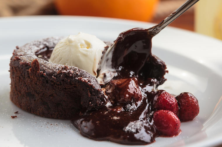 Ultimativni kralj među kolačima: Čokoladni sufle je senzacija za sva čula! (RECEPT)