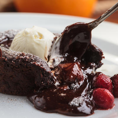 Čokoladni sufle: Najelegantniji dezert od 4 sastojka gotov za 10 minuta! (RECEPT)