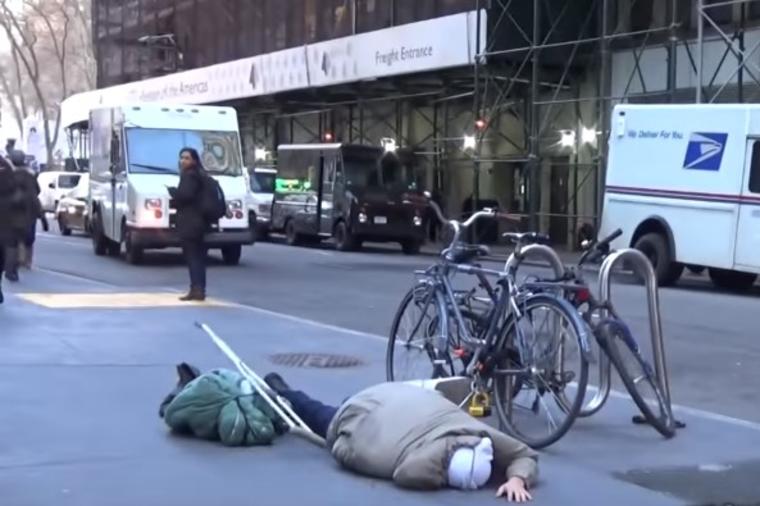 Prosjak na štakama pao na sred ulice: Reakcije prolaznika će vas razbesneti! (VIDEO)
