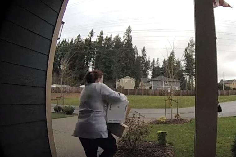 Pokušala da ukrade pakete sa trema: Karma joj momentalno vratila! (VIDEO)