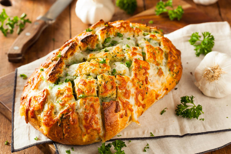 Zapečeni hleb sa sirom: Jeftin i brz obrok koji će svi obožavati! (RECEPT)