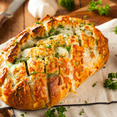 Zapečeni hleb sa sirom: Jeftin i brz obrok koji će svi obožavati! (RECEPT)