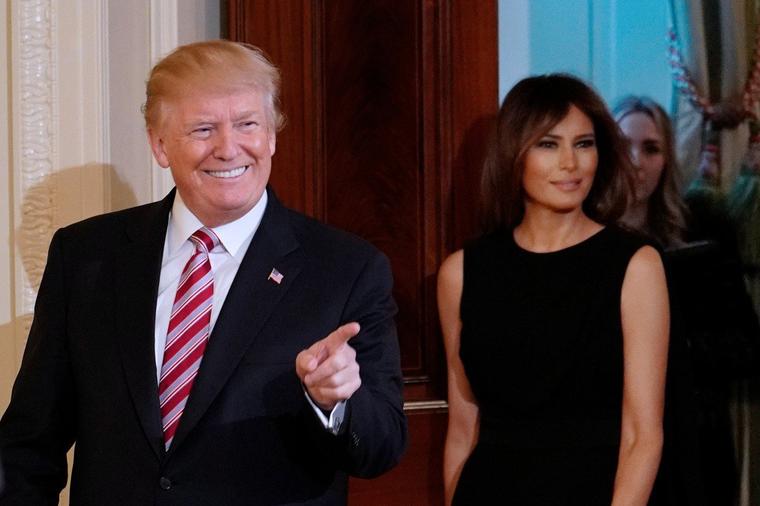 Kakvi bračni problemi? Predsednik Tramp i Melanija nasmejani dočekali goste u Beloj kući! (FOTO)