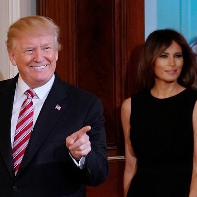 Kakvi bračni problemi? Predsednik Tramp i Melanija nasmejani dočekali goste u Beloj kući! (FOTO)