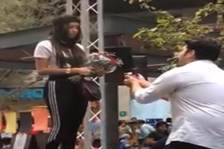 Zaprosio je pred svima na gradskom trgu: Ovu blamažu neće zaboraviti dok je živ! (VIDEO)