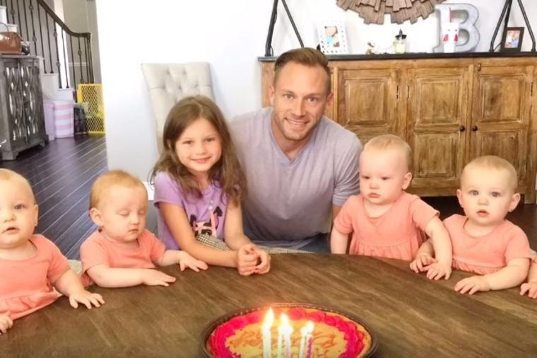 Mama pevala tati rođendansku pesmu: Kada je ugasio svećice, petorke napravile haos! (VIDEO)