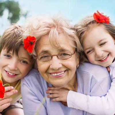 Odnos pun ljubavi, osećajnosti i brižnosti: Unuci mogu produžiti život svojim bakama i dekama!