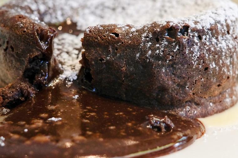 Topla torta od 600 g čokolade: Najukusniji dezert koji morate makar jednom da probate! (RECEPT)