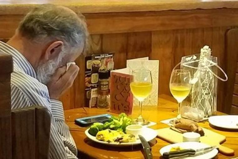 Stariji muškarac seo za sto u restoranu i počeo da plače: Razlog će vam slomiti srce! (FOTO)