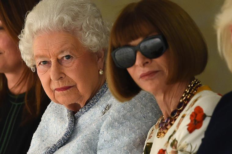 Sastale se kraljica mode i kraljica Velike Britanije: Elizabeta II uživala na modnoj reviji! (FOTO)