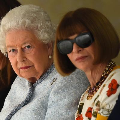 Sastale se kraljica mode i kraljica Velike Britanije: Elizabeta II uživala na modnoj reviji! (FOTO)