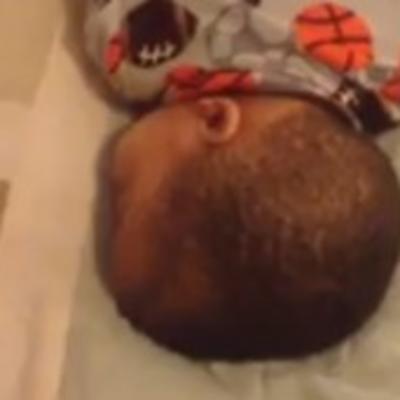 Bebac spavao čvrstim snom, mama mu pustila muziku: Evo zašto je mališan postao hit na internetu! (VIDEO)