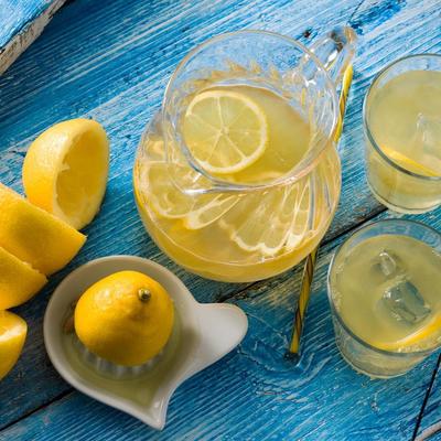 Naučno dokazano: Topla voda sa limunom ne skida kilograme!