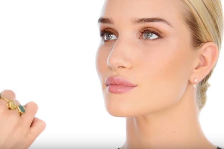Poznata šminkerka pokazala nekoliko trikova za dnevnu šminku: Rouzi Hantington-Vajtli izgleda kao boginja! (VIDEO)