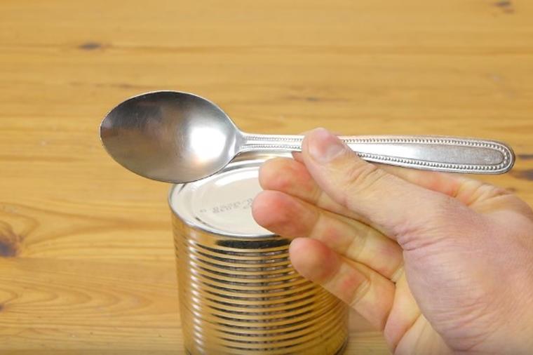 Kad ne možete da nađete otvarač: Kako da otvorite konzervu pomoću kašike! (VIDEO)