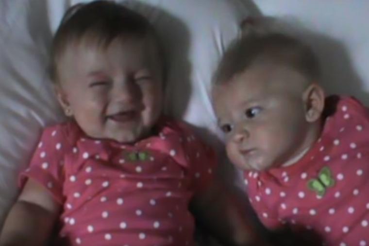 Mama stavila bliznakinje na krevet: Devojčice sa razlogom postale pravi hit na internetu! (VIDEO)