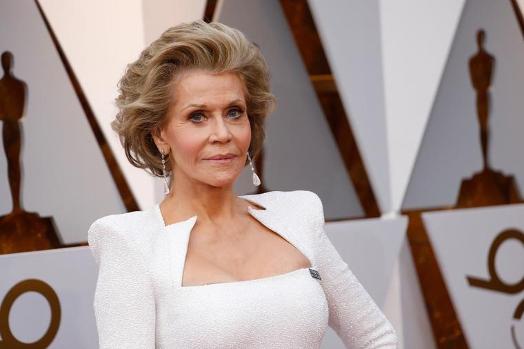 Boginja u belom: Džejn Fonda (80) pokorila crveni tepih! (FOTO)