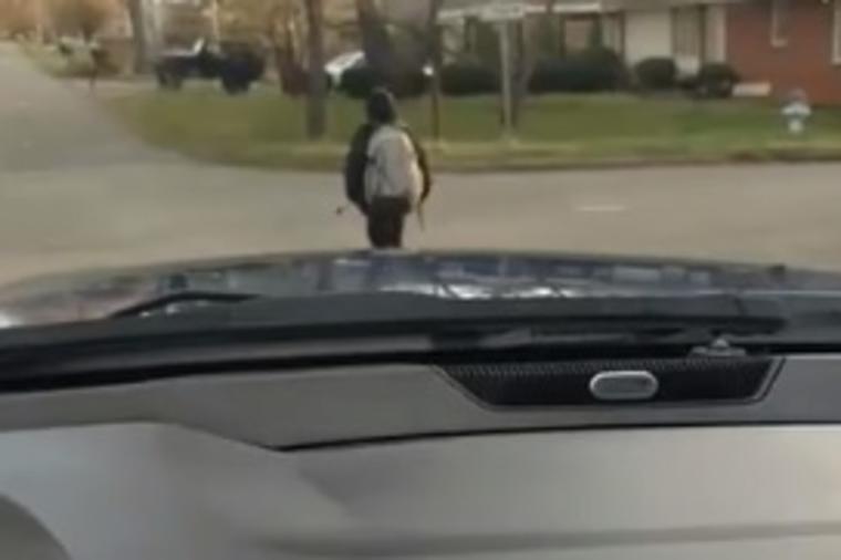 Naterao sina (10) da po kiši trči do škole: Kolima mileo iza njega i sve snimao, evo zašto! (VIDEO)