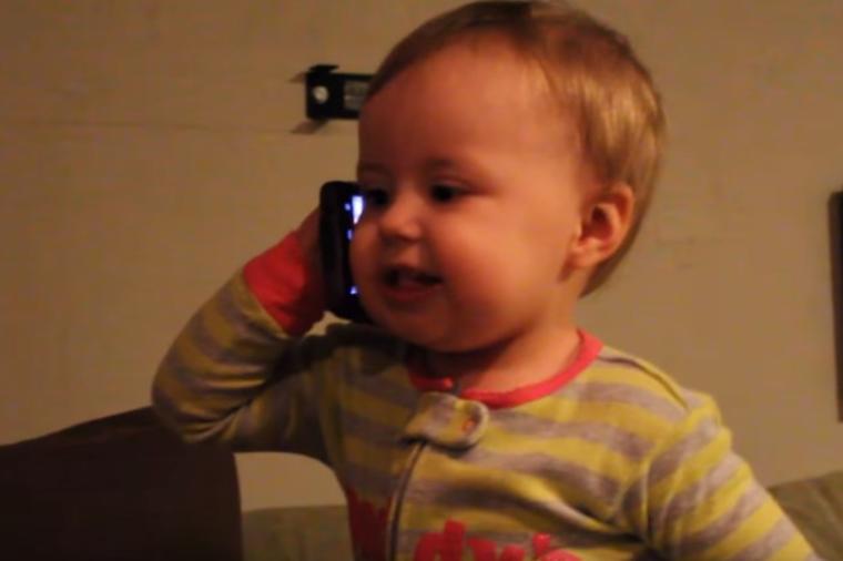 Beba se javila tati na telefon: Njen razgovor nasmejaće vas do suza! (VIDEO)