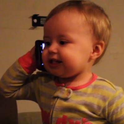 Beba se javila tati na telefon: Njen razgovor nasmejaće vas do suza! (VIDEO)