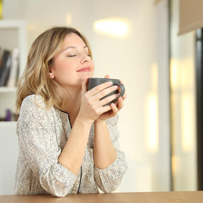 Rešite se svih ženskih problema: Šolja ovog čaja pomaže kod bolnih menstruacija, ali i povećava grudi!