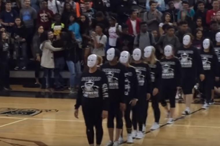 Navijačice izašle na teren: Kad su skinule maske, svi su ostali u šoku! (VIDEO)