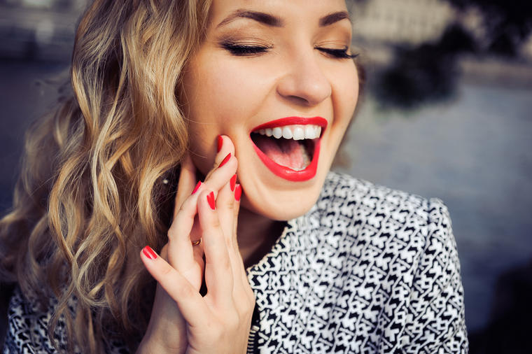 Blistav osmeh za 10 minuta: Kako da izbelite zube kod kuće!