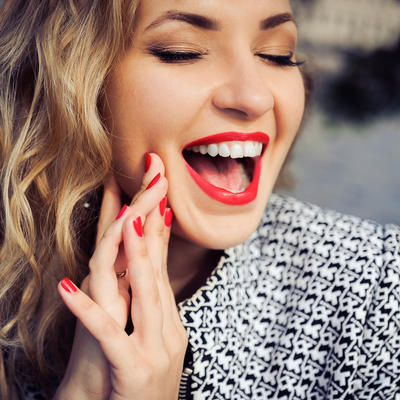 Blistav osmeh za 10 minuta: Kako da izbelite zube kod kuće!