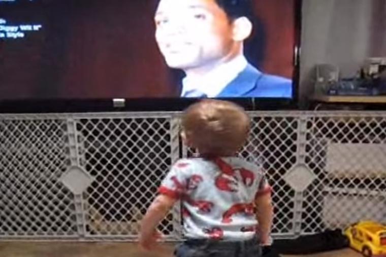 Bebac mirno stoji ispred televizora: Čim krene njegova omiljena pesma, nastaje haos! (VIDEO)