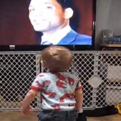 Bebac mirno stoji ispred televizora: Čim krene njegova omiljena pesma, nastaje haos! (VIDEO)