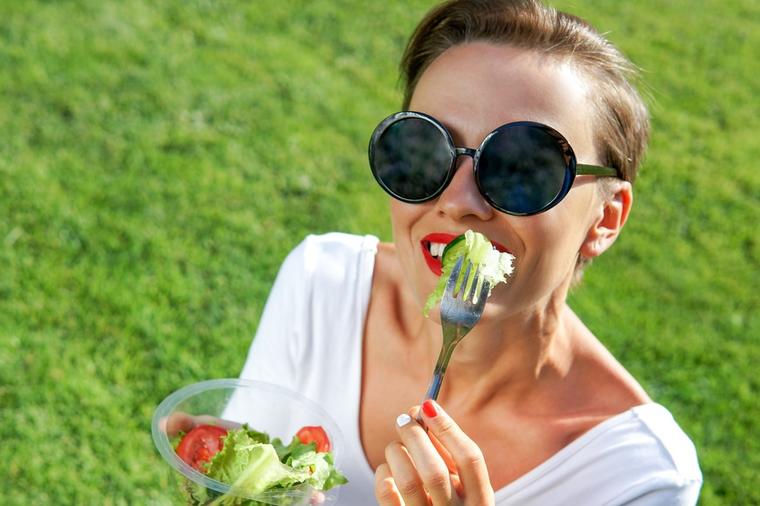 Prolećna salata za temeljno čišćenje celog tela: Izbacuje otrove, ubrzava varenje, podstiče mršavljenje! (RECEPT)