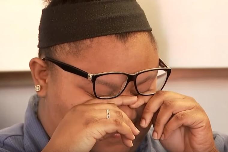 Samo je pomogla nemoćnom čoveku u restoranu: Reakcija okoline konobaricu ostavila u suzama! (VIDEO)
