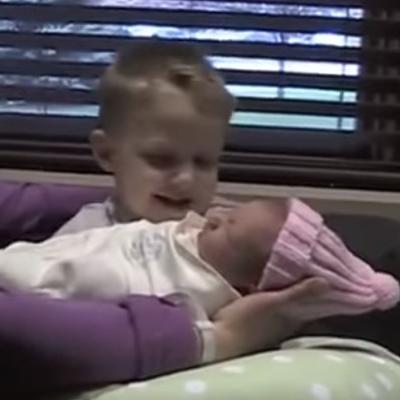 Dečak prvi put video svoju sestricu: Zbog njegovog pitanja svi su popadali od smeha! (VIDEO)