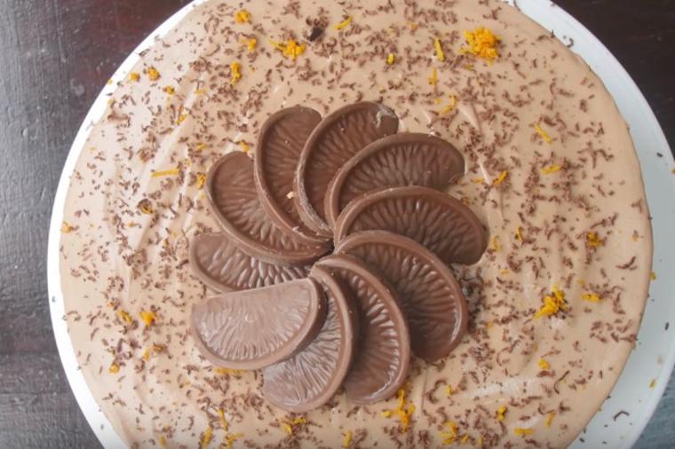 Čizkejk gotov za bukvalno 20 minuta: Neodoljiv spoj čokolade i pomorandže! (RECEPT, VIDEO)