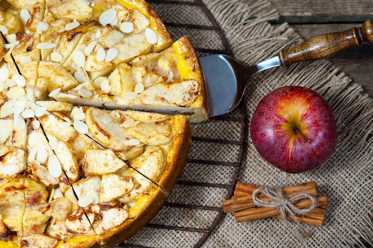 Sočni kolač sa jabukama: Desert koji nikoga ne ostavlja ravnodušnim, sve zbog jednog sastojka! (RECEPT)